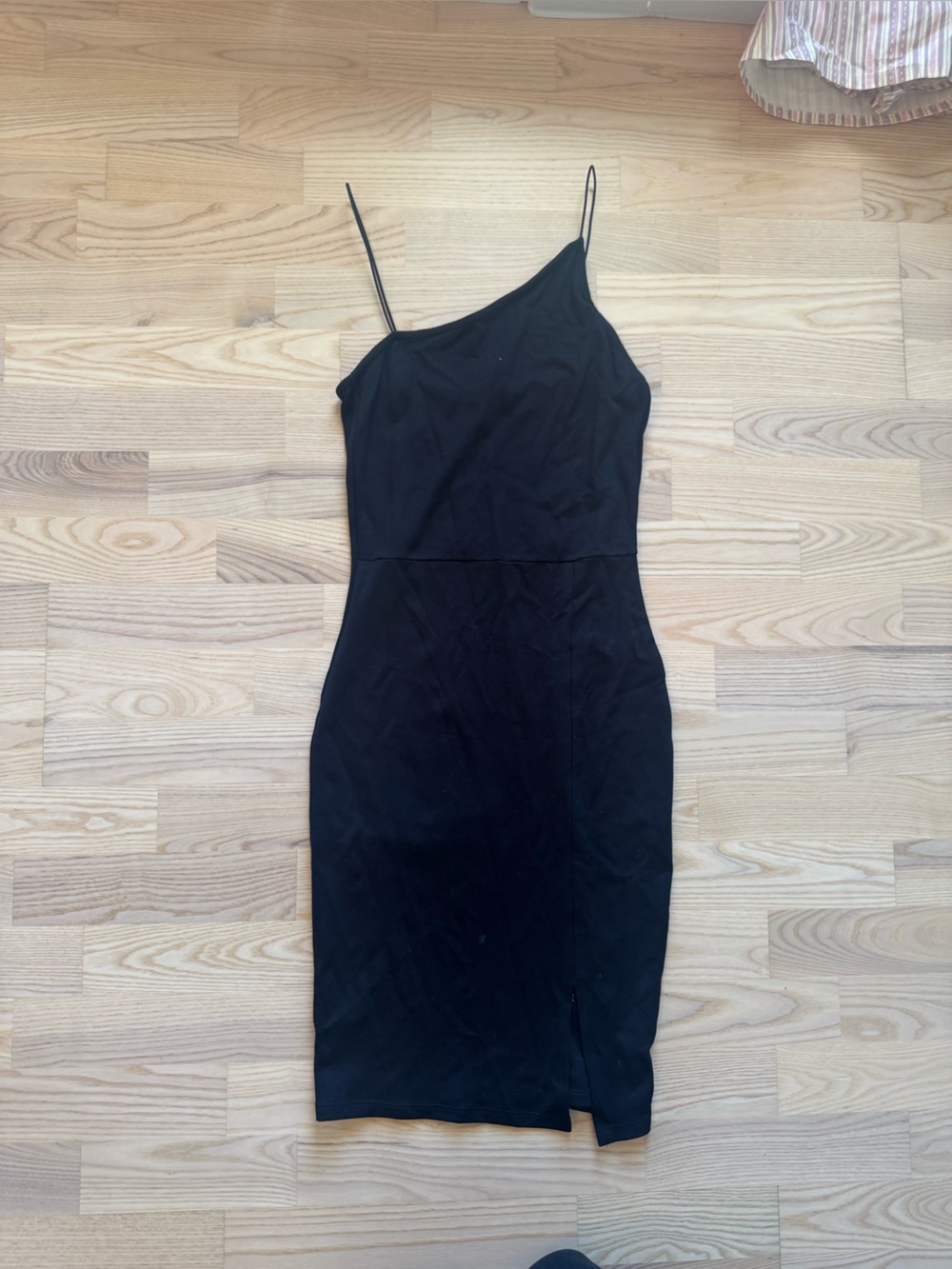 One-Shoulder Black Midi Dress with Slender Silhouette